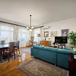 Leona Authentic Beachfront 2br By Irundo