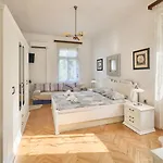 Leona Authentic Beachfront 2br By Irundo