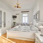 Leona Authentic Beachfront 2br By Irundo *