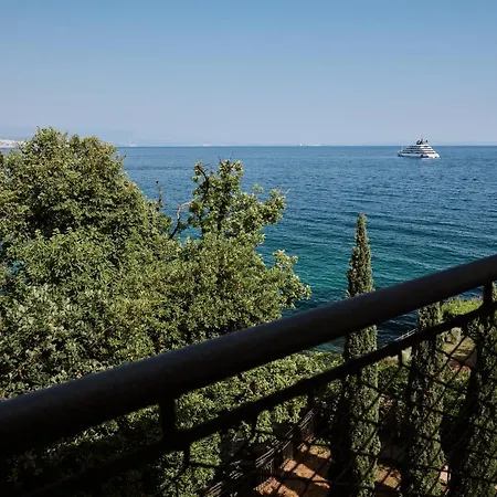 Leona Authentic Beachfront 2br