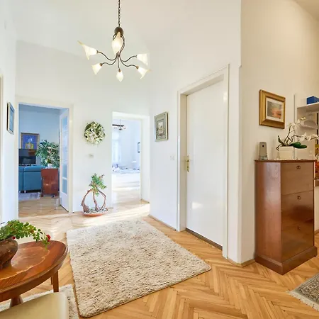 Leona Authentic Beachfront 2br Abbázia