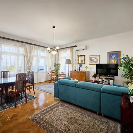 Leona Authentic Beachfront 2br By Irundo