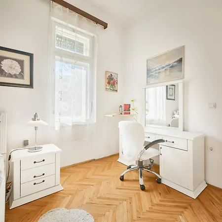 Leona Authentic Beachfront 2br Apartman Abbázia