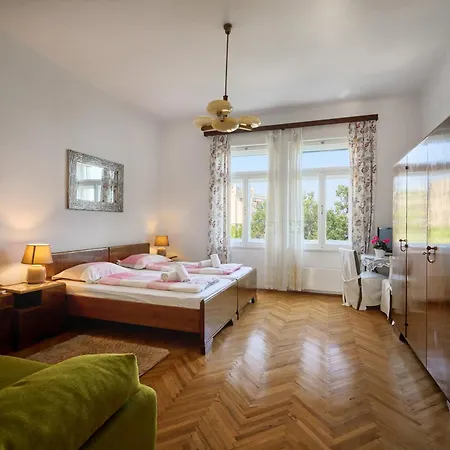 Leona Authentic Beachfront 2br Abbázia