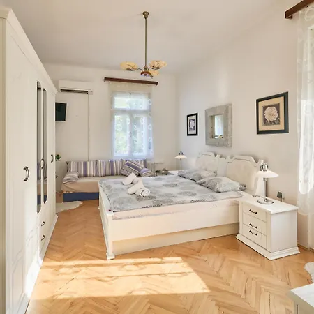 Leona Authentic Beachfront 2br By Irundo
