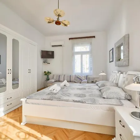 Leona Authentic Beachfront 2br *