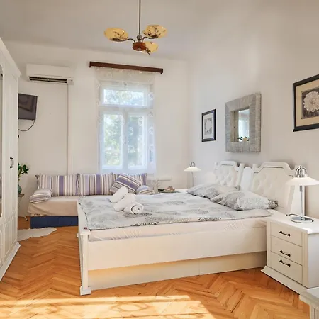 Leona Authentic Beachfront 2br Opatija