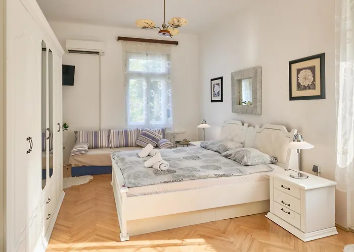 Leona Authentic Beachfront 2br By Irundo