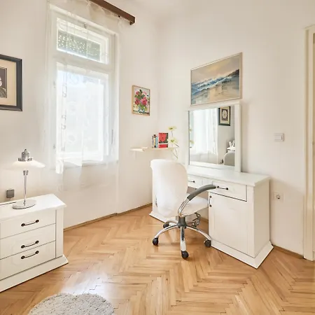 Leona Authentic Beachfront 2br Apartmán