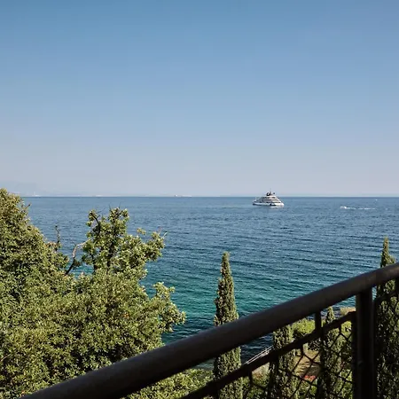 Apartment Leona Authentic Beachfront 2br By Irundo *