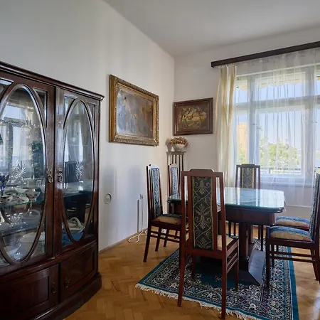 Leona Authentic Beachfront 2br Apartmán *