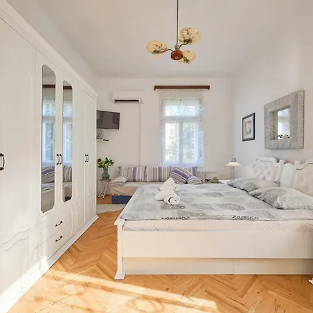 Apartmán Leona Authentic Beachfront 2br