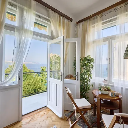 Leona Authentic Beachfront 2br *