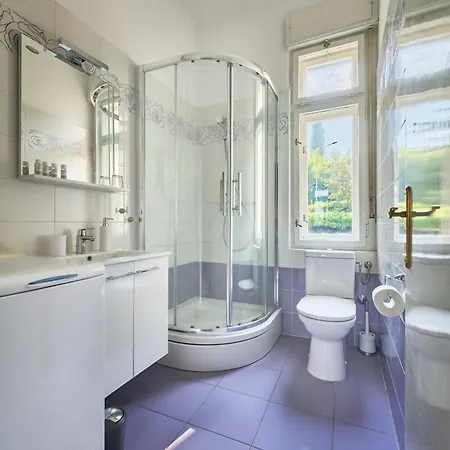 Leona Authentic Beachfront 2br * Opatija