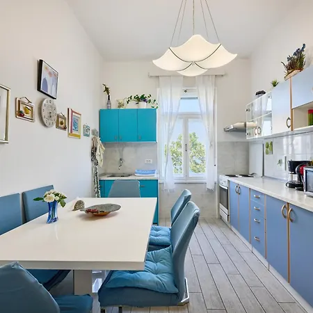 Leona Authentic Beachfront 2br Apartmán