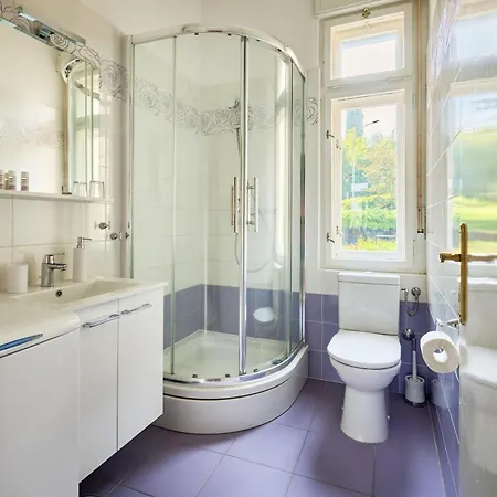 Leona Authentic Beachfront 2br Apartment *