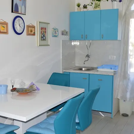 Leona Apartment