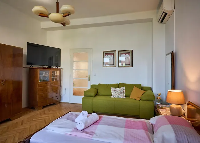 Apartment Leona Authentic Beachfront 2br By Irundo