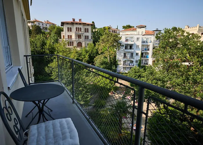 Leona Authentic Beachfront 2br By Irundo * Opatija