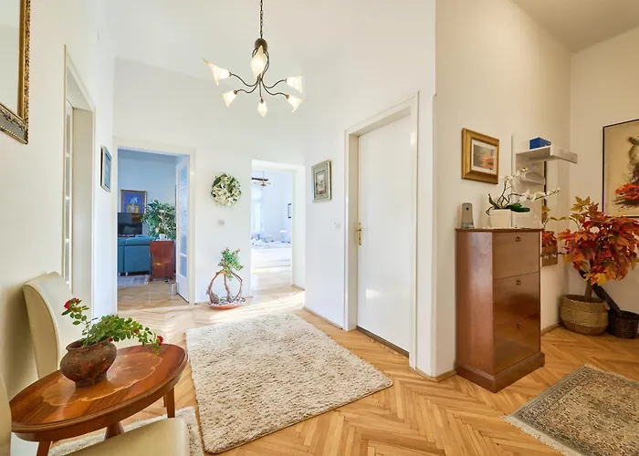 Leona Authentic Beachfront 2br By Irundo Opatija