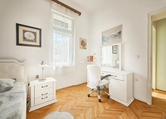 Leona Authentic Beachfront 2br By Irundo Appartement Opatija