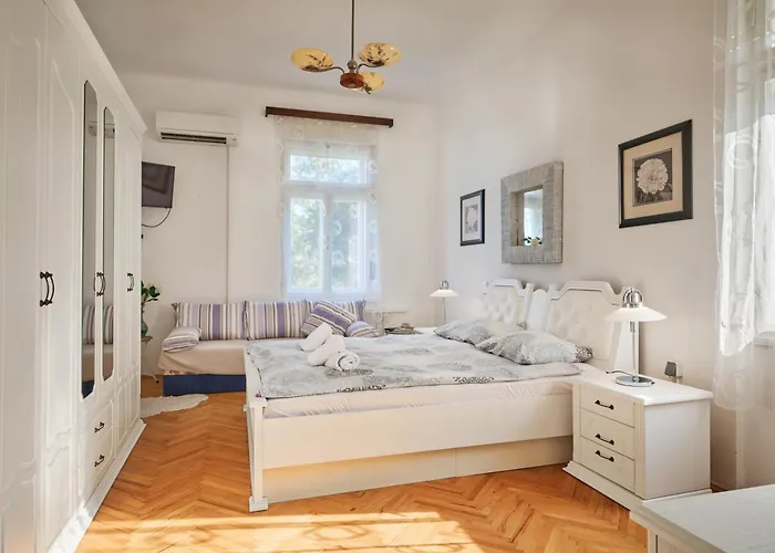 Leona Authentic Beachfront 2br By Irundo Opatija