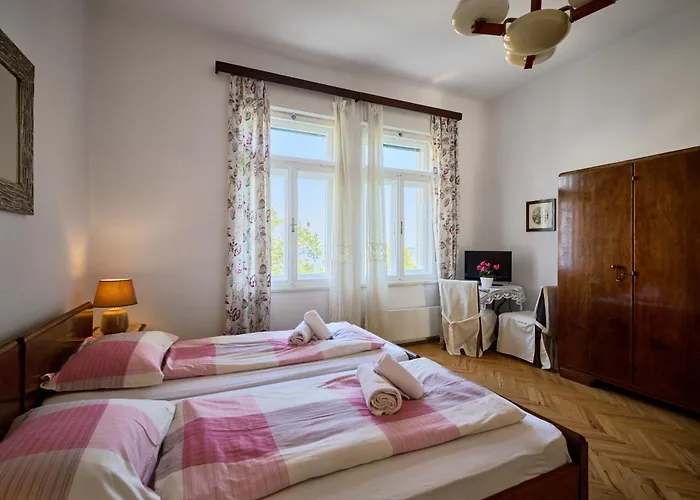 Leona Authentic Beachfront 2br By Irundo Apartment
