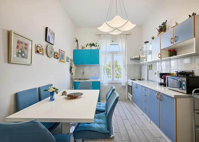 Leona Authentic Beachfront 2br By Irundo Apartment