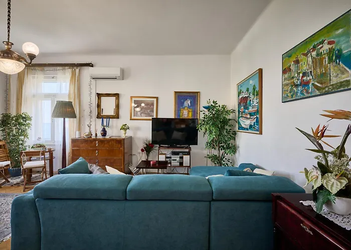 Apartment Leona Authentic Beachfront 2br By Irundo